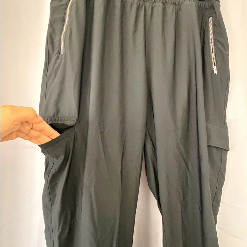 EUC Women’s XL Old Navy Sleek Tech Black Cargo Pants - Picture 2 of 5